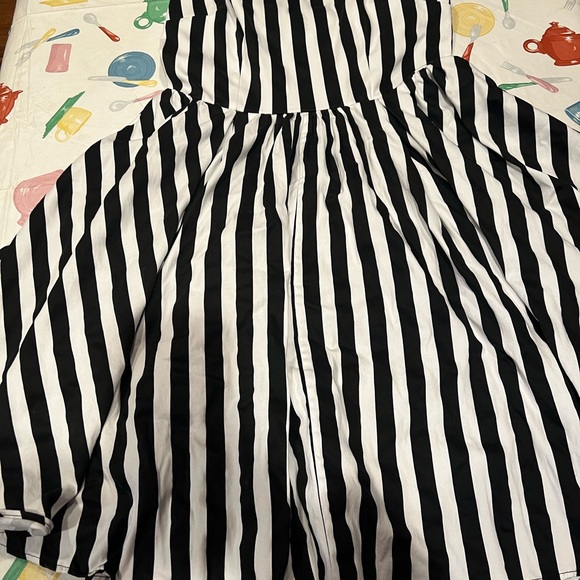 DREAM HOUSE SWING DRESS AND MATCHING HAIR BOW IN THICK BLACK AND WHITE STRIPES - Picture 2 of 3